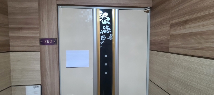 목록 2 건물 중 302호 출입문 전경(안내문 부착)
