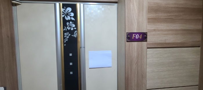 목록 2 건물 중 404호 출입문 전경(안내문 부착)