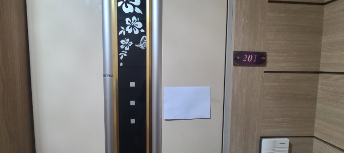 목록 2 건물 중 201호 출입문 전경(안내문 부착)