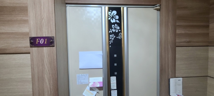 목록 2 건물 중 401호 출입문 전경(안내문 부착)