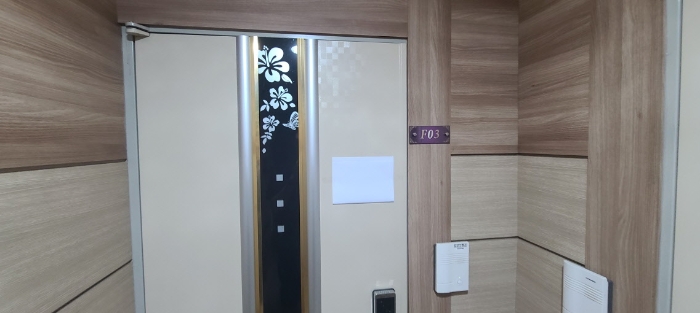 목록 2 건물 중 403호 출입문 전경(안내문 부착)