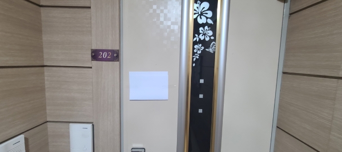 목록 2 건물 중 202호 출입문 전경(안내문 부착)