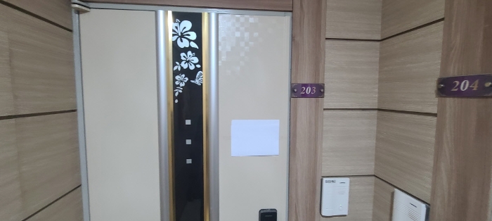 목록 2 건물 중 203호 출입문 전경(안내문 부착)