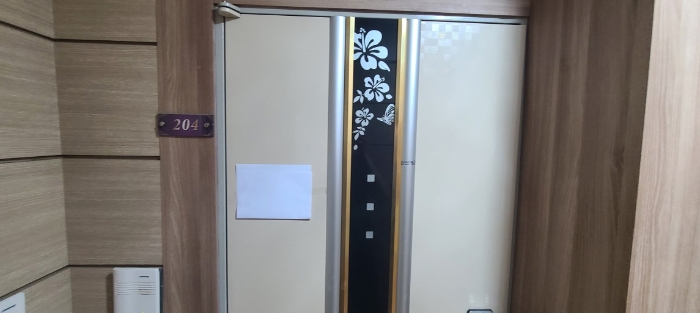 목록 2 건물 중 204호 출입문 전경(안내문 부착)