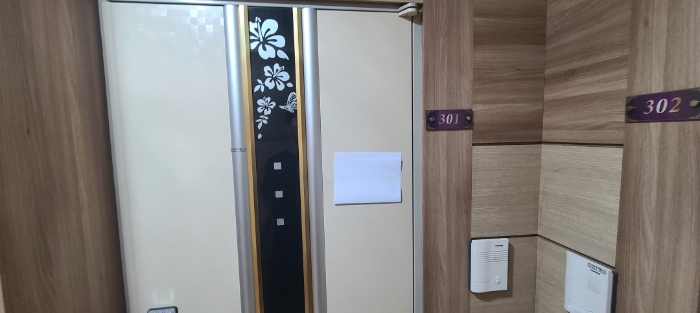 목록 2 건물 중 301호 출입문 전경(안내문 부착)