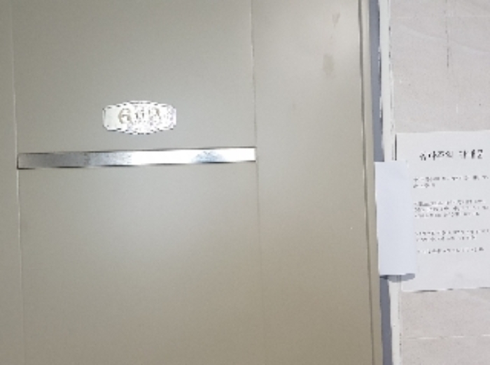 세대현관문(602)