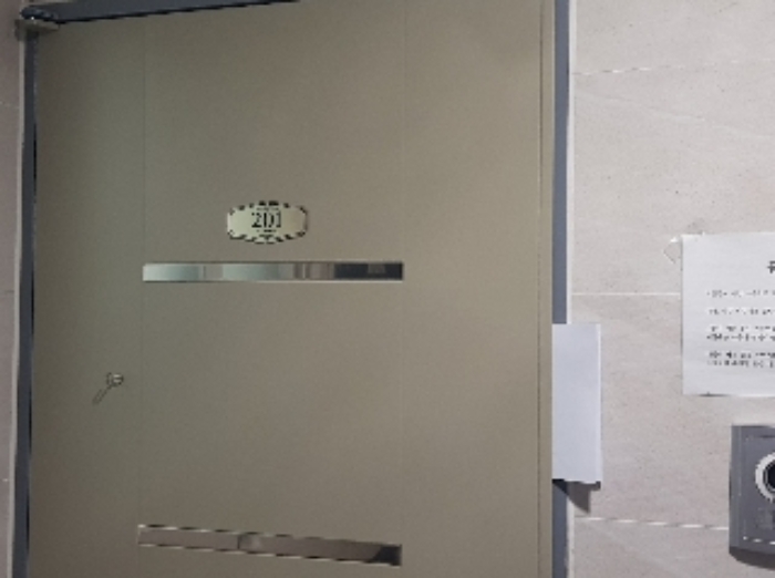 세대현관문(201)