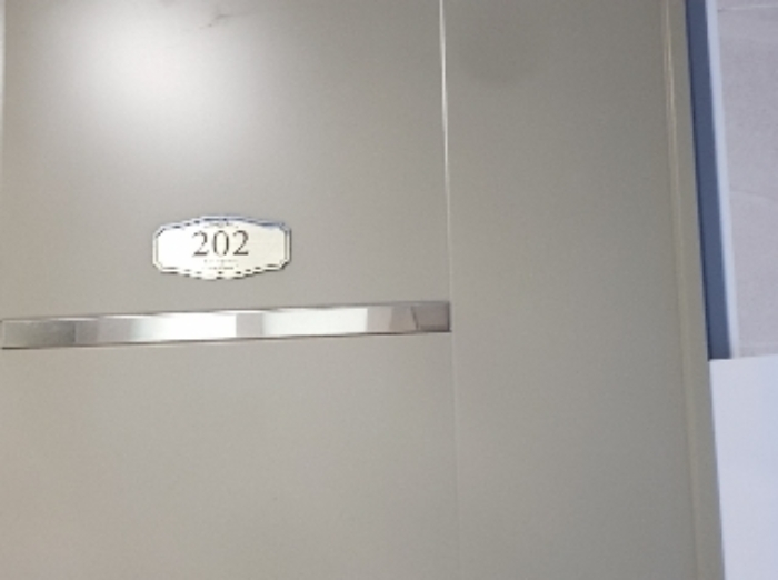 세대현관문(202)