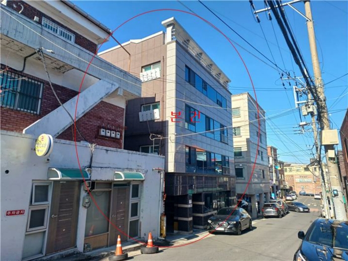 본건 전경 - 남동측 인근에서 촬영