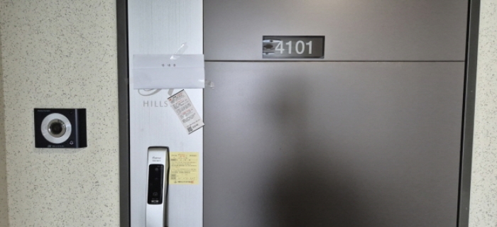 전유세대 출입문(현황조사 안내문 부착)