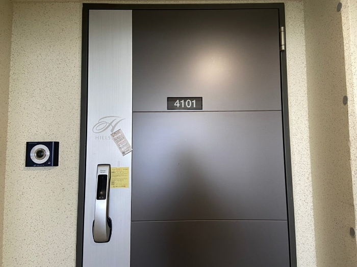 본건 출입문 전경