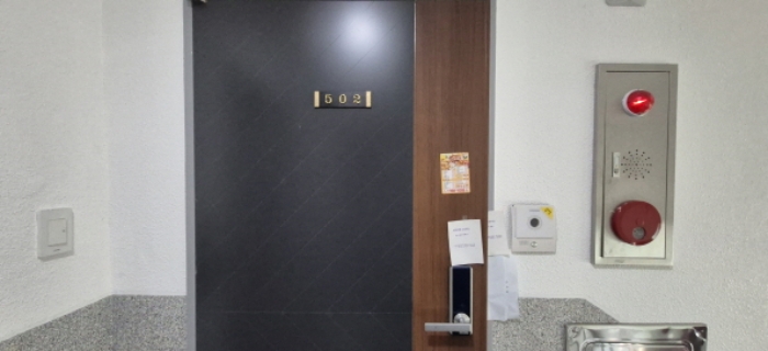 전유세대 출입문(현황조사 안내문 부착)