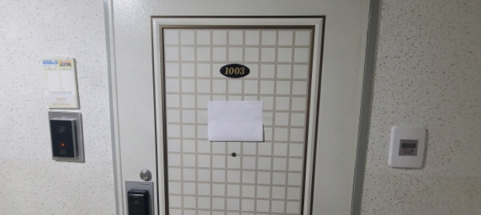 전유세대 출입문 전경(안내문 부착)