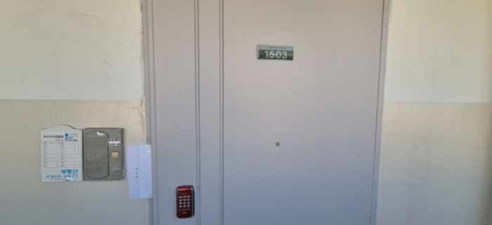 전유세대 출입문(현황조사 안내문 부착)