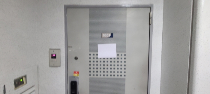 전유세대 출입문 전경(안내문 부착)