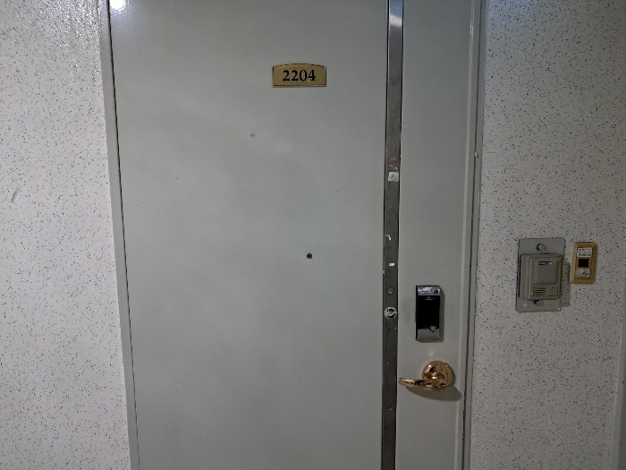 본건 제2204호 현관문