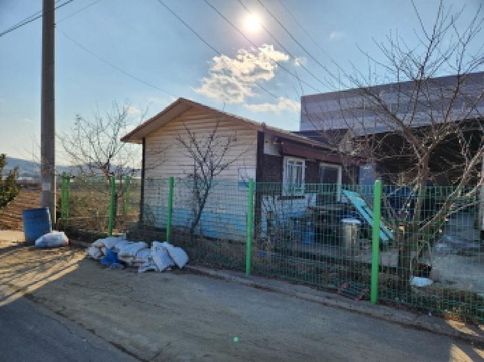 제시외 조립식 건물(외부 촬영)