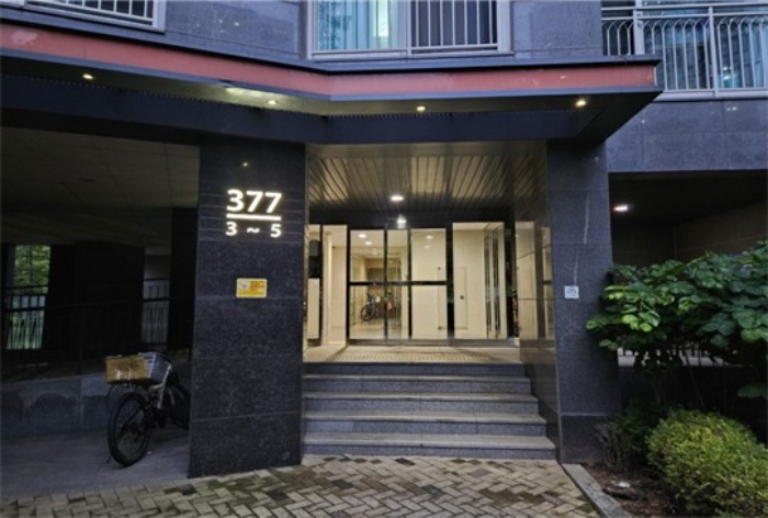 본건 소재 건물 출입구