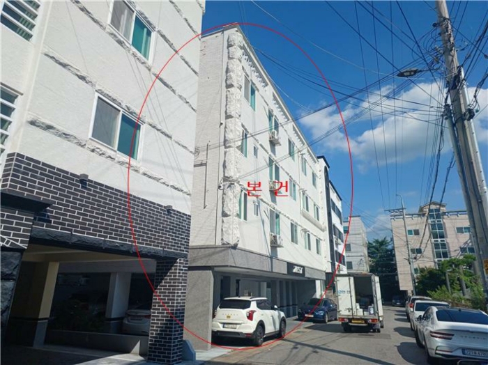 본건 전경 - 서측 인근에서 촬영