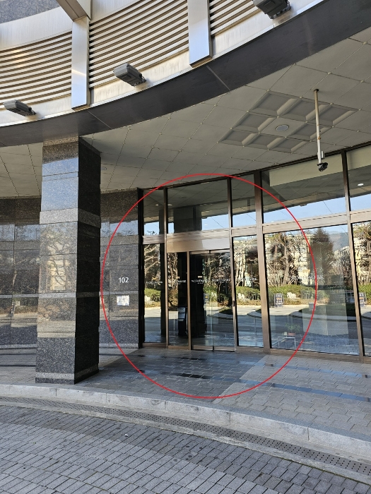 본건 공동 현관