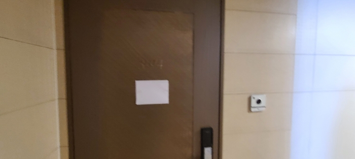 전유세대 출입문 전경(안내문 부착)