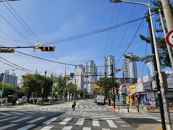 주위환경 - 동측 도로에서 촬영