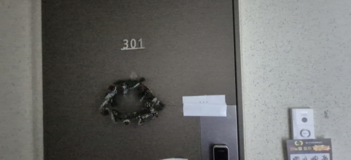 전유세대 출입문(현황조사 안내문 부착)