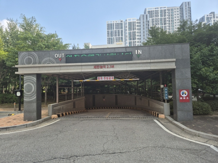 지하주차장 입구