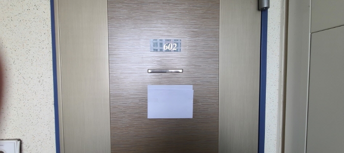 전유세대 출입문 전경(안내문 부착)