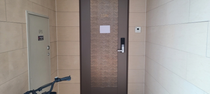 전유세대 출입문 전경(안내문 부착)