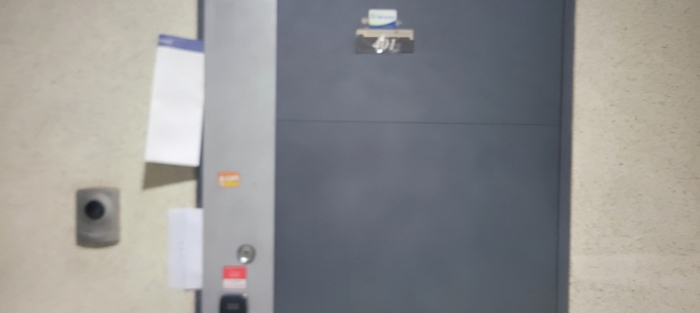 전유세대 출입문(현황조사 안내문 부착)