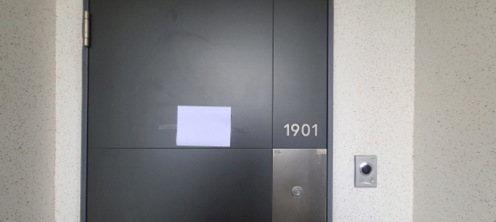 전유세대 출입문 전경(안내문 부착)