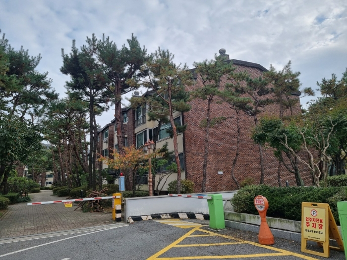 본건 북서측에서 촬영