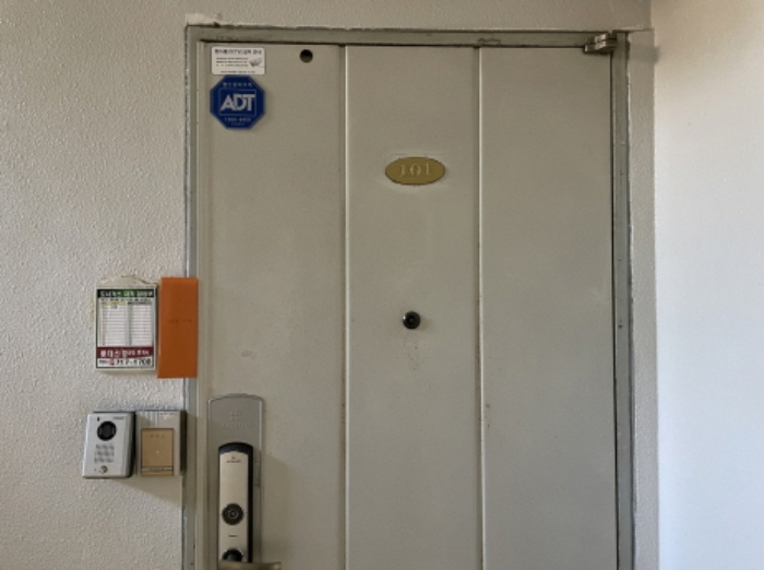 101호 출입문