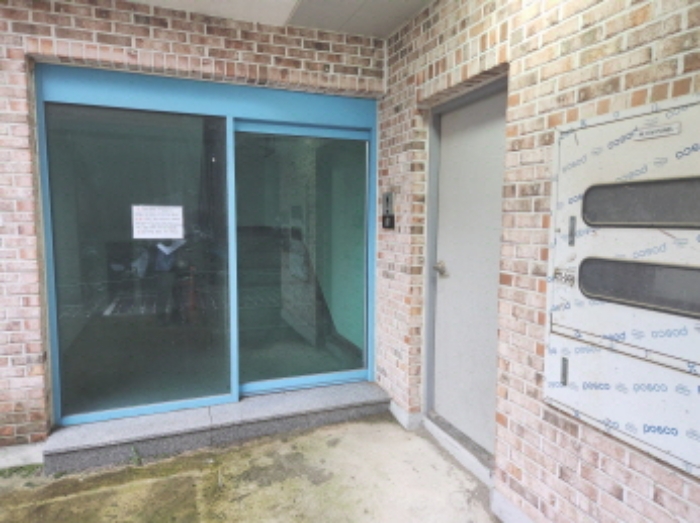 건물 출입구 모습