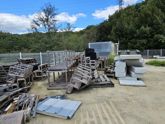 본건 기호 1) 지상의 건축자재 등