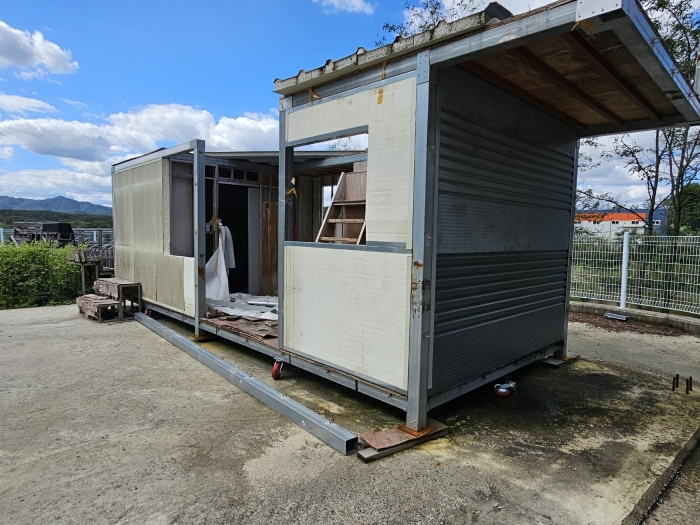 본건 지상의 이동성 있는 제시외 창고건물