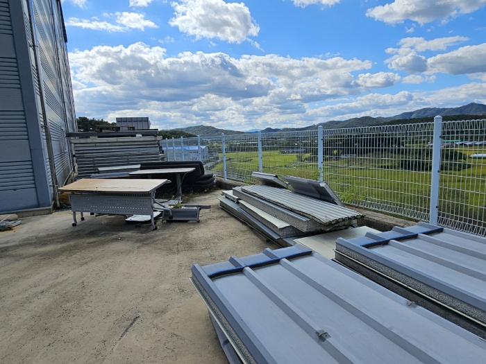 본건 기호 1) 지상의 건축자재 등