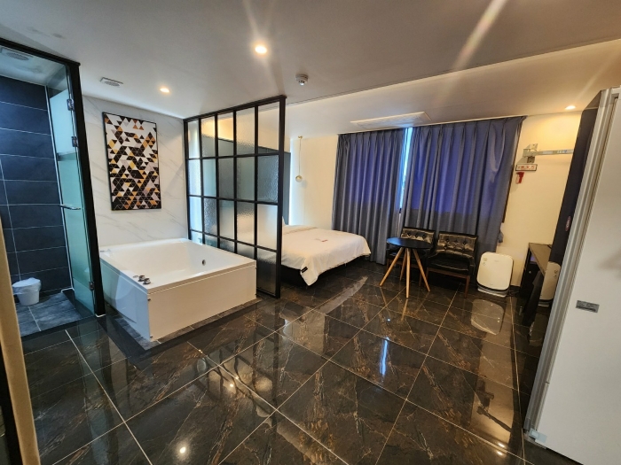 본건 내부 침실부분