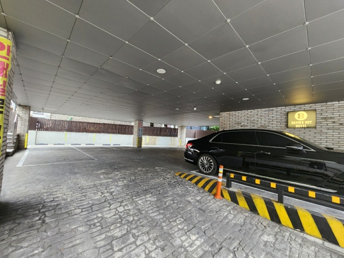 본건 1층 피로티 주차장부분