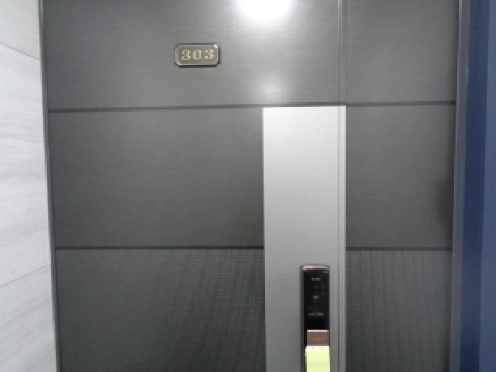 목록1의 다가구주택 303호 출입문 전경