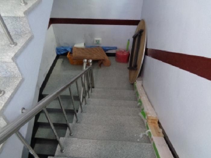 목록1의 다가구주택 지하층 계단 전경