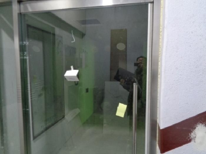 목록1의 다가구주택 지하층 사무실 출입문 전경