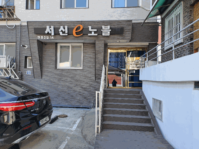 <본건 출입구>‘><br /><img src=