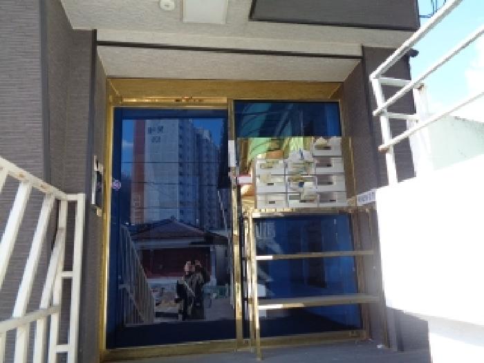 목록1의 다가구주택 공동현관문 전경