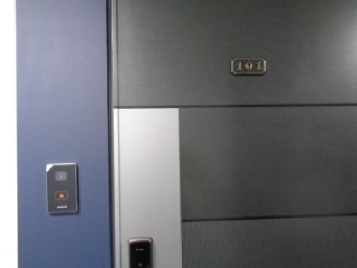 목록1의 다가구주택 101호 출입문 전경