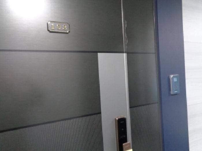 목록1의 다가구주택 102호 출입문 전경