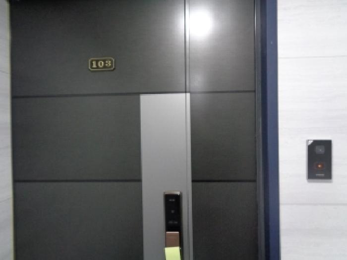 목록1의 다가구주택 103호 출입문 전경