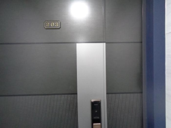 목록1의 다가구주택 203호 출입문 전경