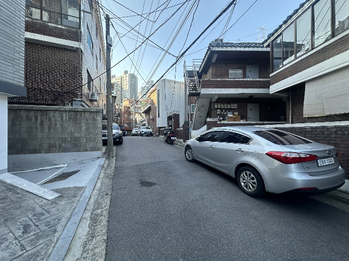 주위환경(본건 남동측 도로)